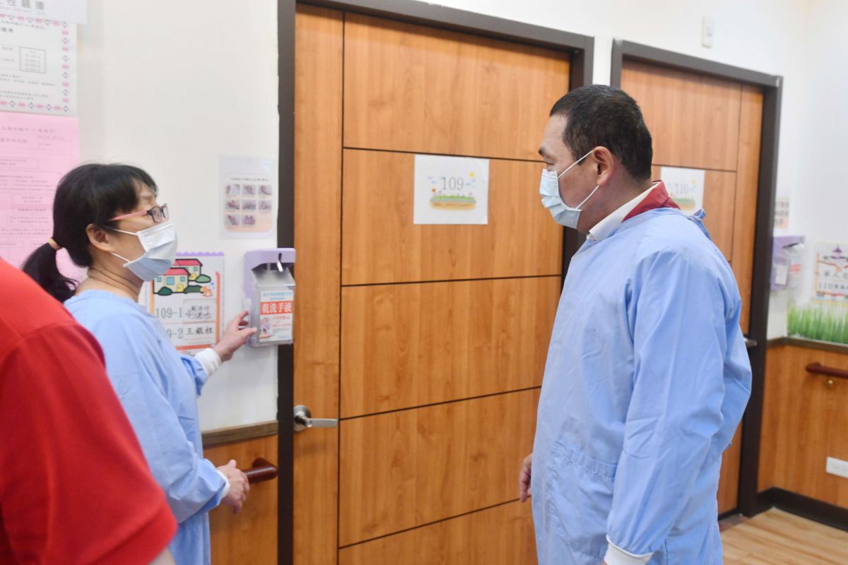 ▲新北市長侯友宜日前到新北市土城區長照機構關懷的防疫各項作為。（圖／新北市政府社會局提供）