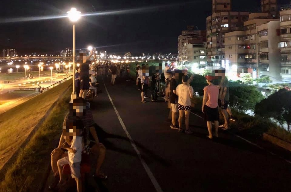 ▲民眾昨（26）晚在蘆堤群聚賞月，網友看到照片後都生氣了。（圖／翻攝自「我是蘆洲人」臉書粉專）