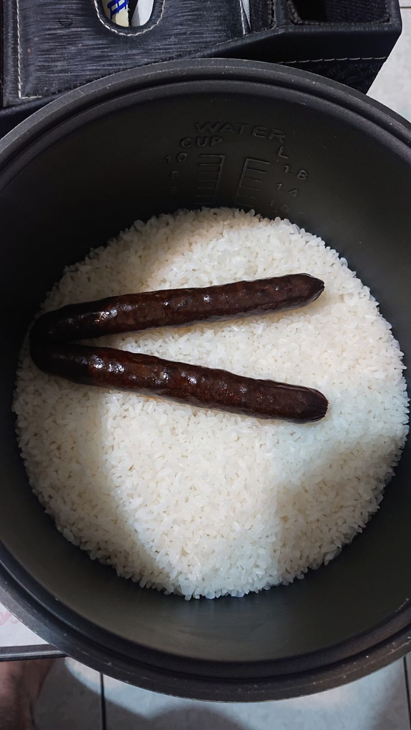 ▲網友在煮白飯時放了兩條臘腸。（圖／翻攝爆怨2公社臉書）