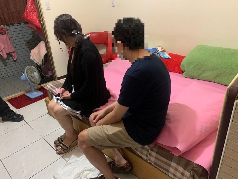 ▲台中市「一樓一鳳」色情業者就是不停業，被第五分局警方查獲（圖/記者鄧力軍翻攝）