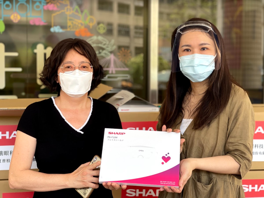 ▲鴻海創辦人郭台銘不捨醫護辛勞，聯手永齡與夏普捐雙北市2000組奈米科技面罩，圖右為永齡基金會執行長劉宥彤戴上此面罩，鏡頭上不起霧、不反光，視野清楚。（圖／永齡基金會提供）