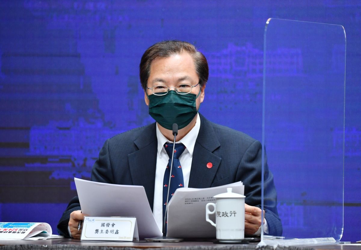 ▲國發會主委龔明鑫在27日的行政院會後記者會中宣布紓困4.0細項。（圖／行政院提供）