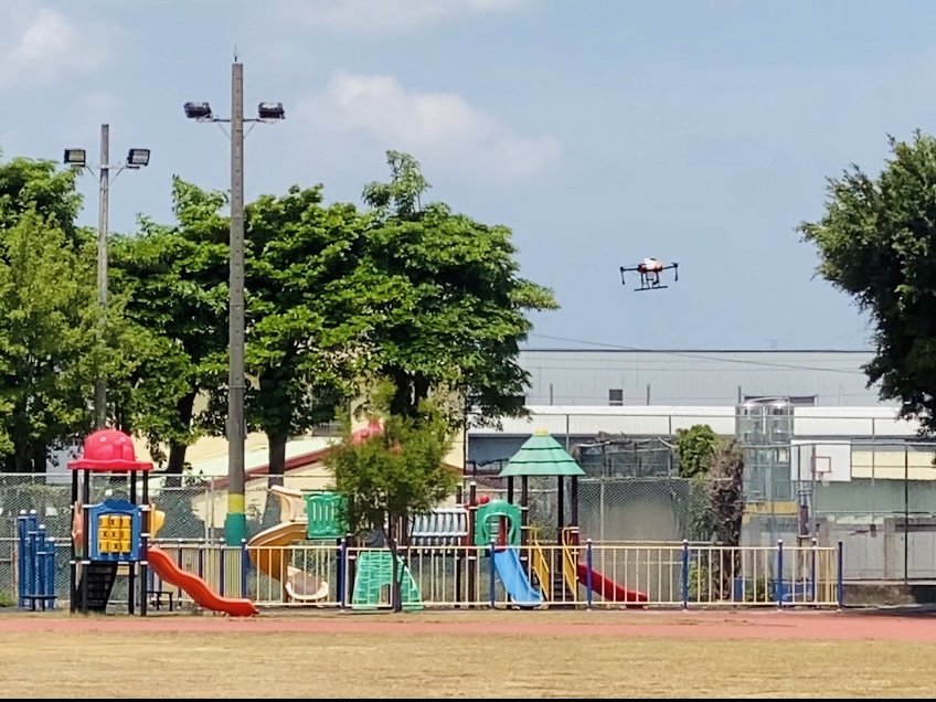 ▲台中市環保局首度與科技公司合作運用無人機，進行園內消毒。(圖／環保局提供2021.5.27)
