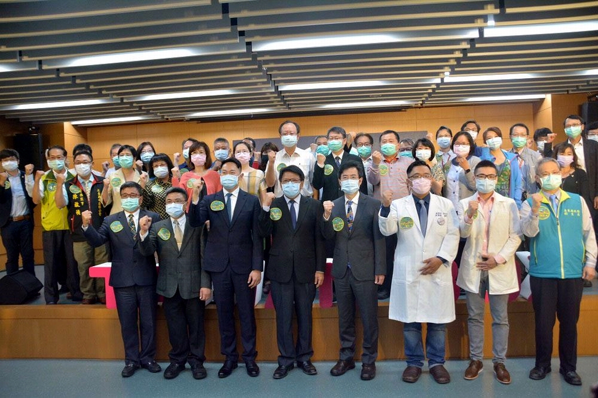 ▲屏東縣政府協助邱豑慶等三位醫師量產「TAIWAN BOX」抗疫防護箱，24日由屏東縣長潘孟安代表捐贈給衛生福利部。（圖／屏東縣政府提供, 2021.05.27）