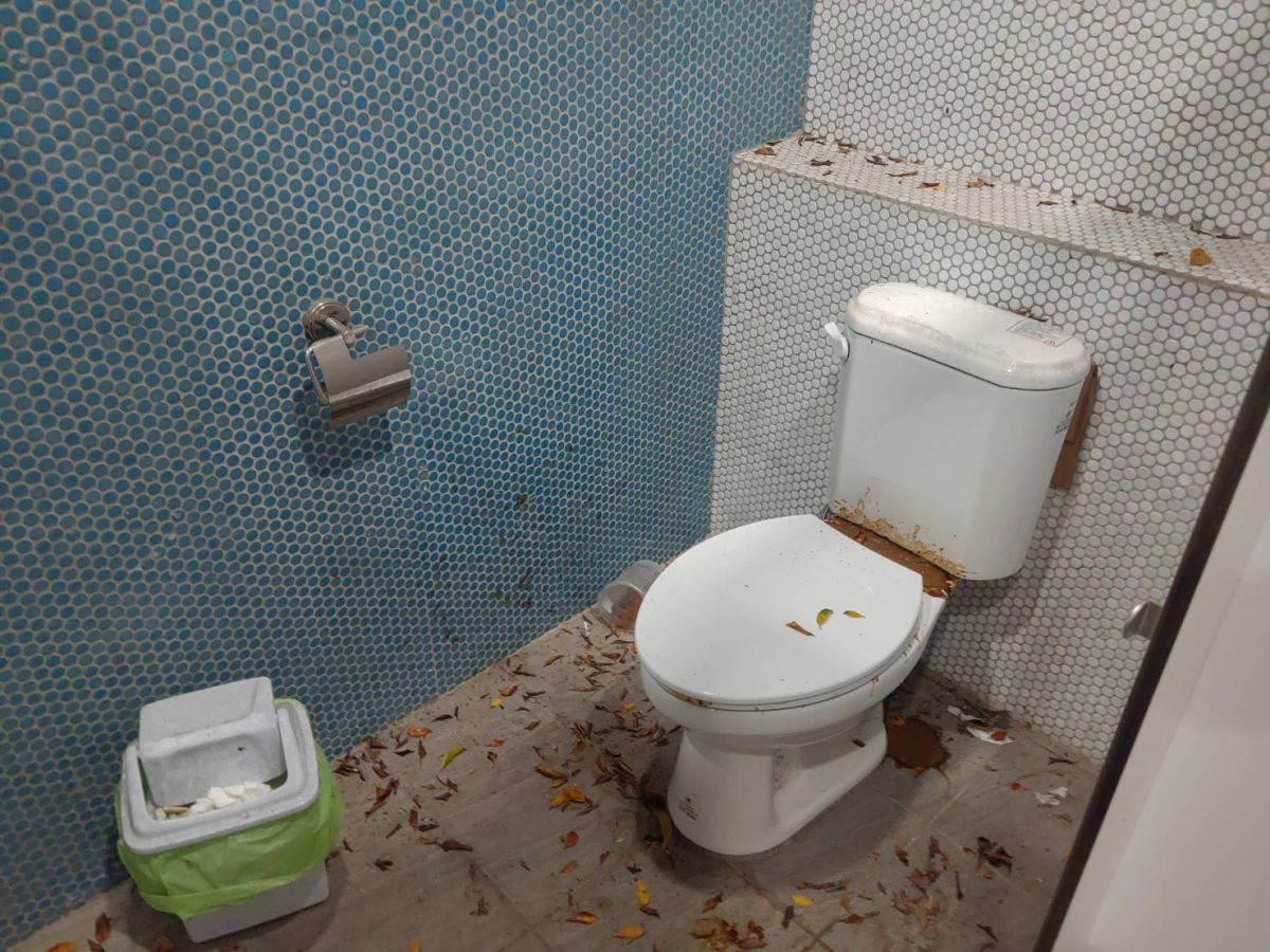 ▲長春公園公廁封閉，但幾乎每一間廁所，依舊被不明人士「上好、上滿」(圖／鄭功進提供2021.5.27)