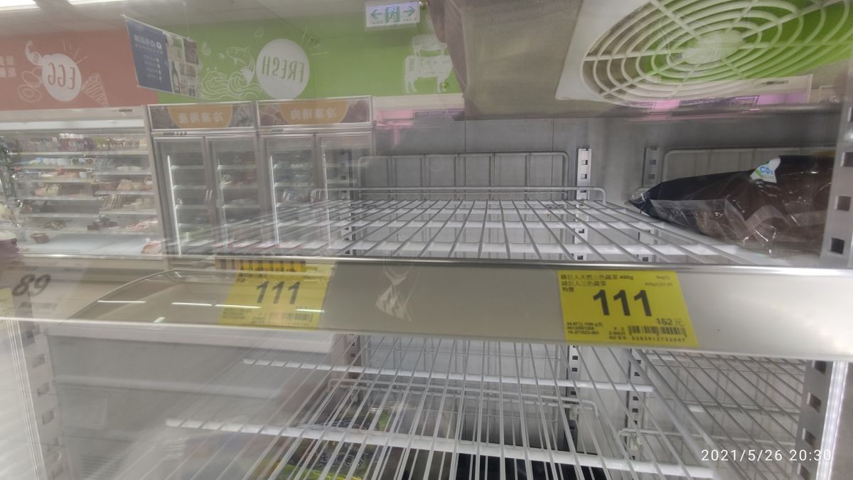 ▲一名網友於超市的三色豆都被掃購清光，讓他嚇壞直喊「開始恐慌了？」對此，就有內行人立馬猜出可能理由而掀起討論。（圖／翻攝路上觀察學院（暫）臉書）