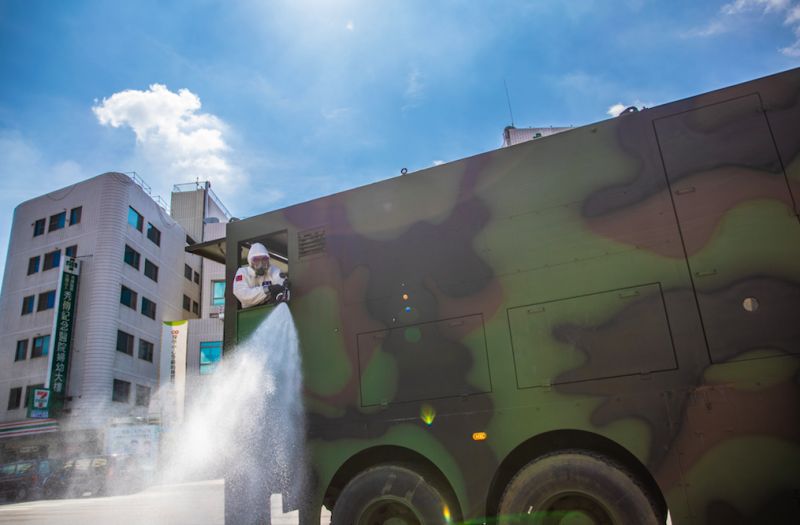 ▲36化學兵群重消車於秀傳醫院前噴灑消毒水。(圖