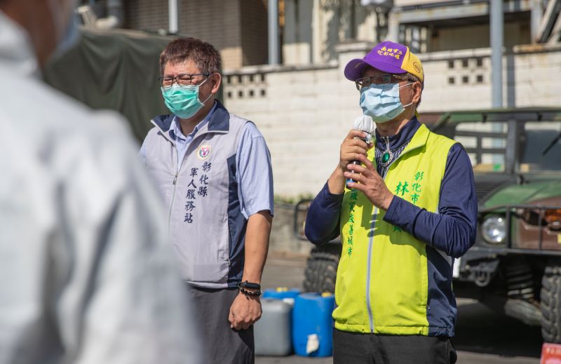 ▲彰化市市長林世賢感謝國軍官兵為地方消毒。(圖/軍聞社提供)