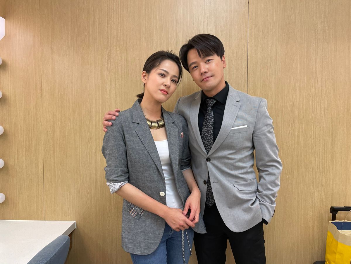 ▲黃文星（右）居家陪兒子玩樂高。（圖／民視提供）