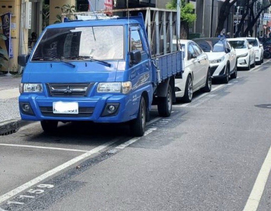 ▲高雄市議員黃文益籲請高市府交通局於三級警戒期間，調降計時收費停車費，以減輕人民負擔，共同度過抗疫難關。(圖／高市議員黃文益提供) 