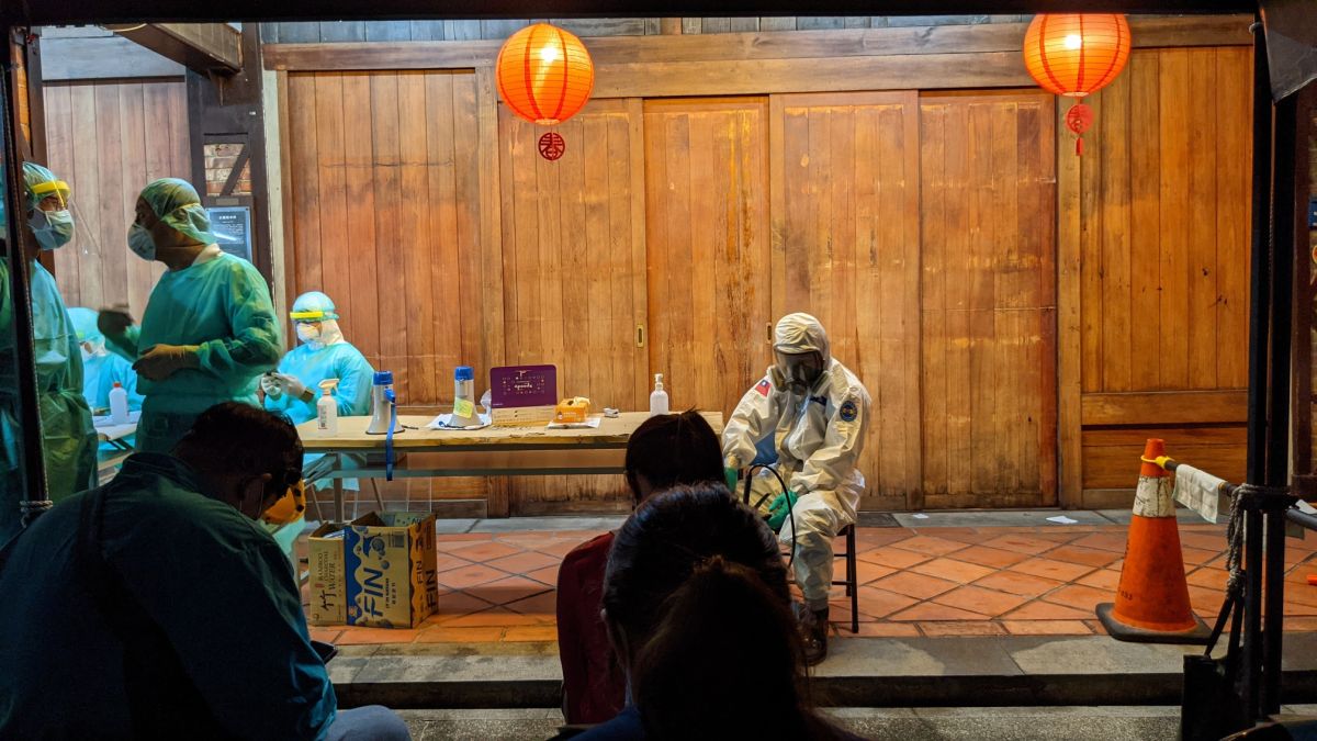 ▲前時代力量發言人、現任林亮君特助吳崢新冠肺炎快篩呈現陽性，今（27）日在臉書親曝在萬華剝皮寮快篩站接受篩檢、隔離的過程。（圖／翻攝自吳崢臉書）