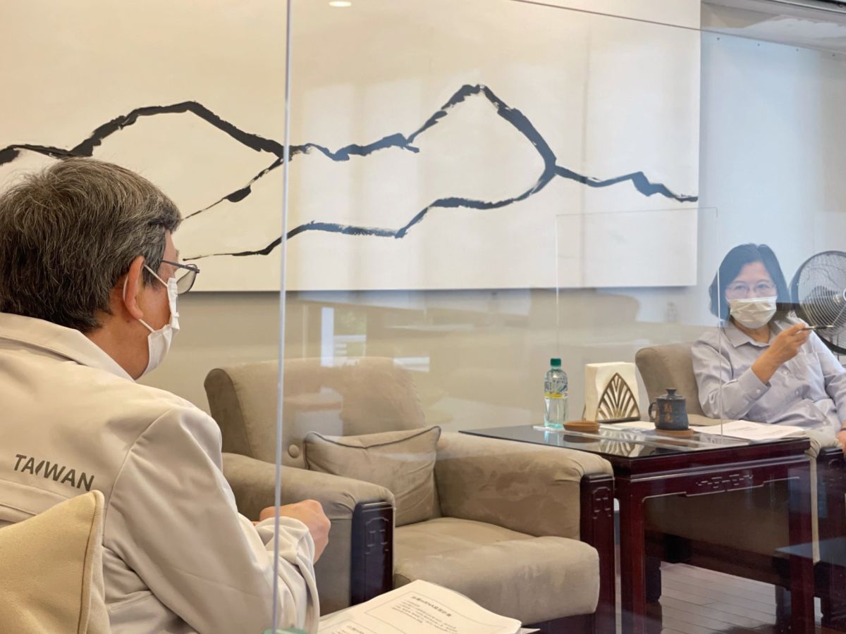 ▲總統蔡英文（右）27日晚間與前副總統陳建仁在總統官邸，就本土疫情工作進行會議。（圖／取自總統府發言人張惇涵臉書）