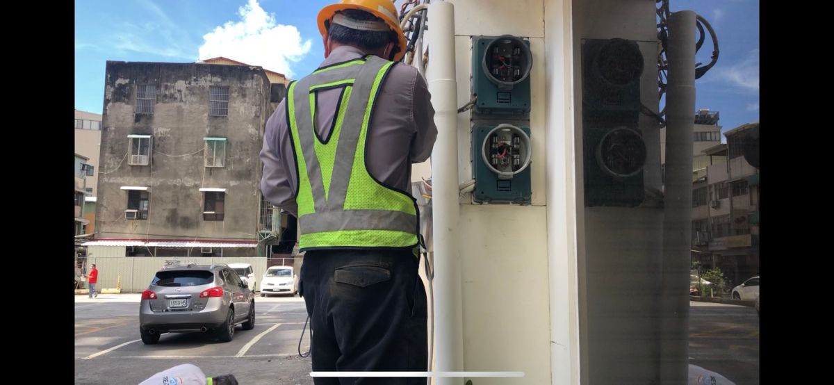 ▲高市警局新興分局在執行應停業場所巡查勤務時發現轄區內有酒吧開後門營業，除依法開罰外，並通報市府工務局斷水斷電。（圖／記者郭凱杰翻攝）