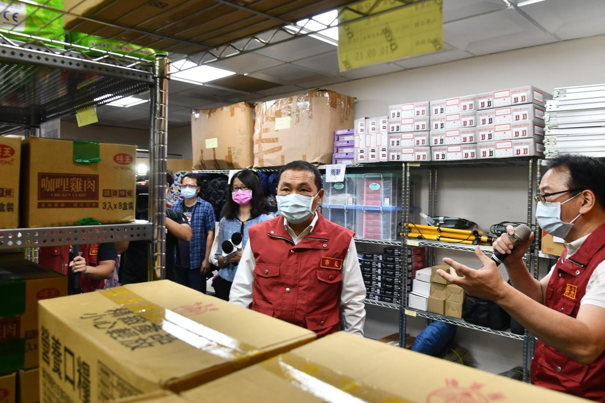 ▲侯友宜今日也在中和區長賴俊達的陪同下，視察中和實物銀行內食品、日用品及防疫用品3大類物資的整備情形。（圖／新北市政府新聞局提供）
