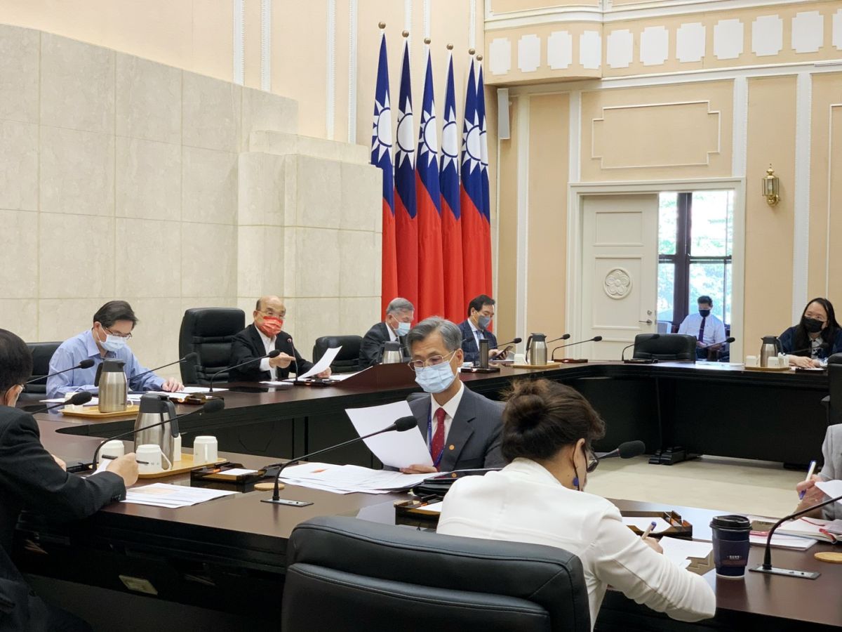 ▲行政院今討論紓困4.0，家中有國小生以下幼童家庭進行現金補貼，一個幼童可領一萬（圖/行政院提供）