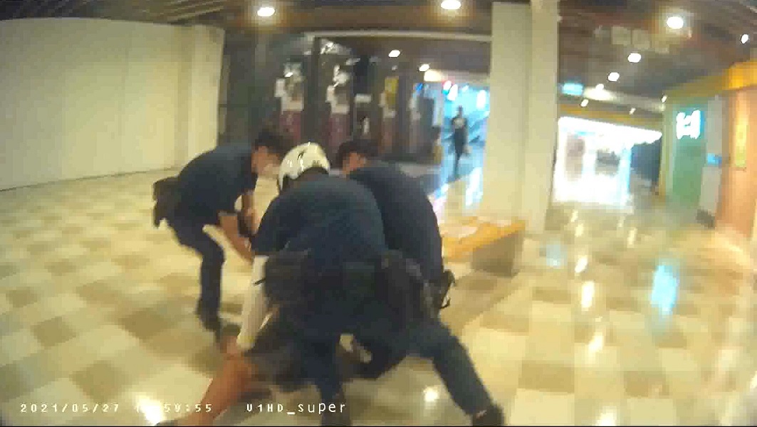 ▲阿伯不戴口罩又不聽勸，還口出三字經辱警，被警方當場逮捕(圖/記者鄧力軍翻攝)