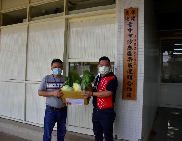 ▲團膳業者台邑餐飲有限公司董事長童育賢(圖左)感謝在一起董事長薛煒立(圖右)在這疫情嚴峻時刻的雪中送炭。（圖／AVEC提供）