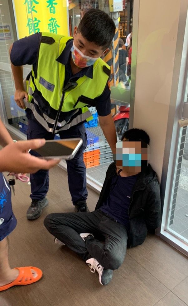 ▲大甲警分局日南派出所洪姓警員休假逮捕該詐騙車手(圖／警方提供2021.5.28)