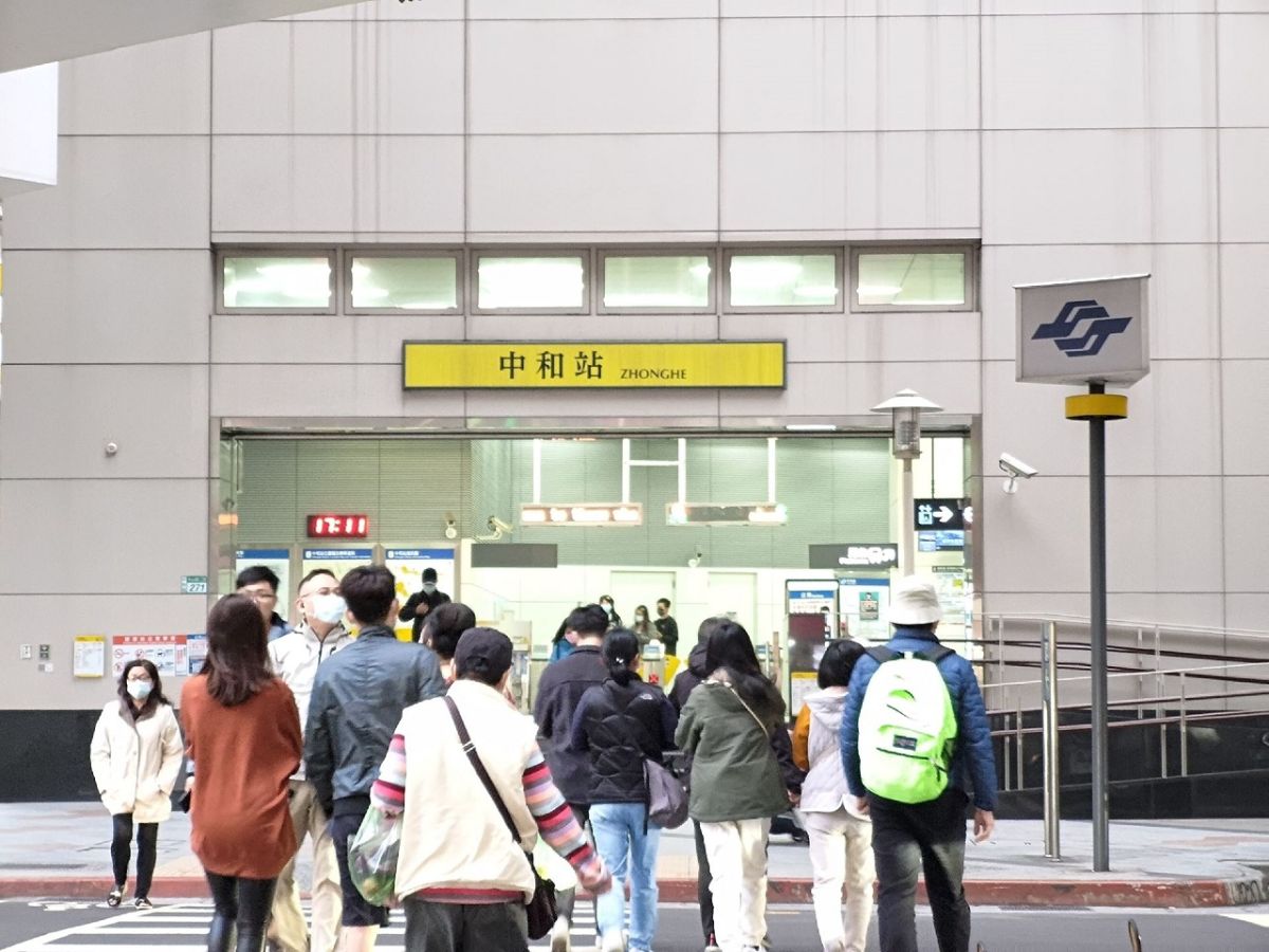 ▲近一年萬大線各站點住宅交易價量，由中和區「中和站」以交易量318件拿下第一名，周邊住宅均價約40.6萬。（圖片/永慶房仲網提供）