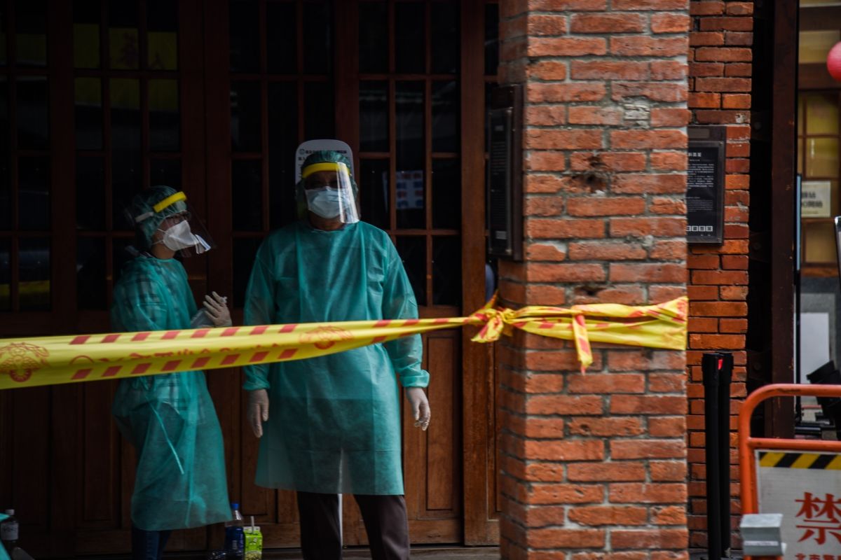 ▲一名市府員工在臉書感性表示，萬華能夠成功降低陽性率，幕後的功臣莫過於醫護人員以及多單位的人力協助。（示意圖／NOWnews資料照片）