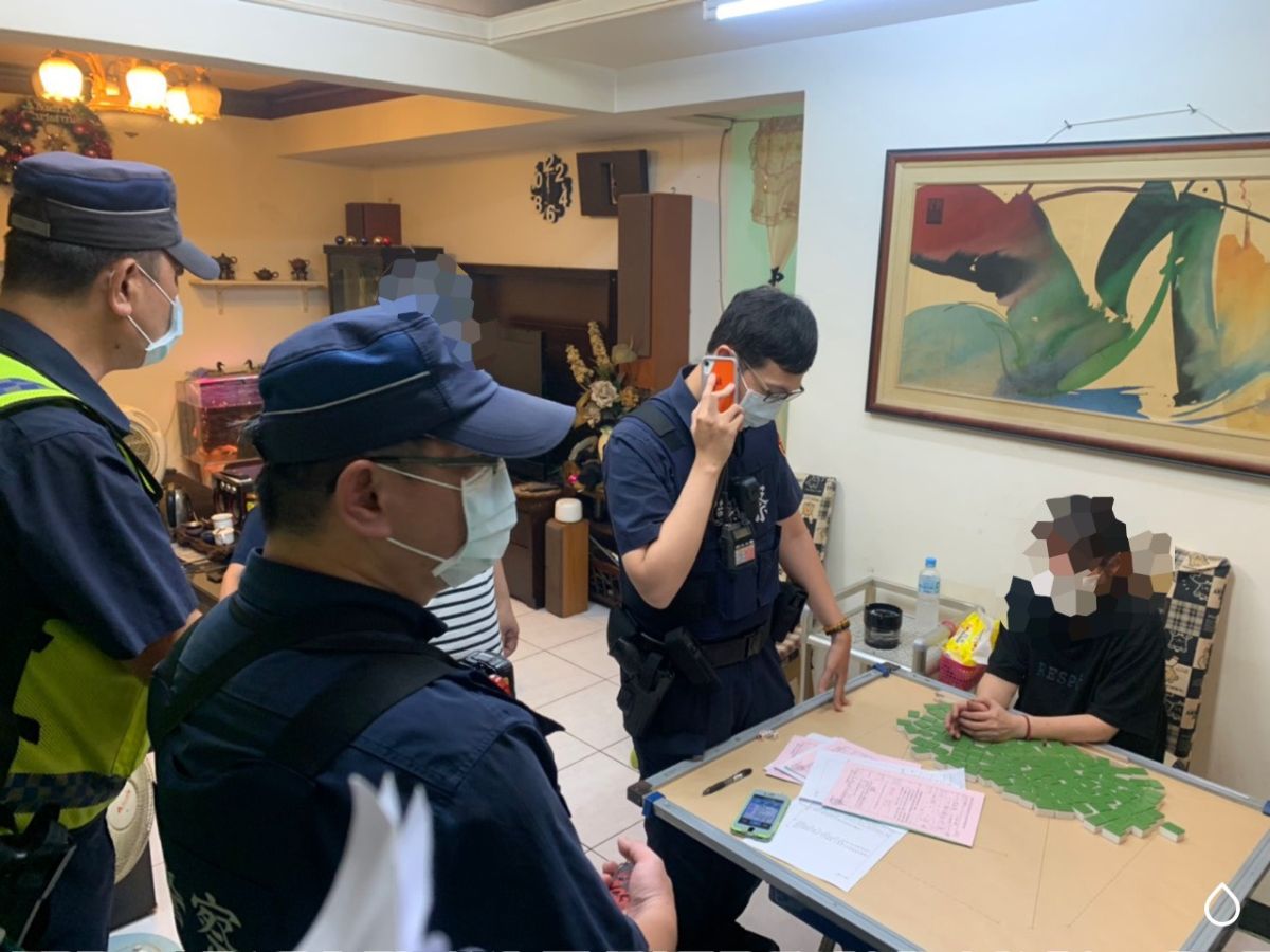 ▲防疫期間無視高市政府禁令，仍群聚打麻將還怒嗆找議員，苓雅分局依法分別告發。（圖／記者郭凱杰翻攝）