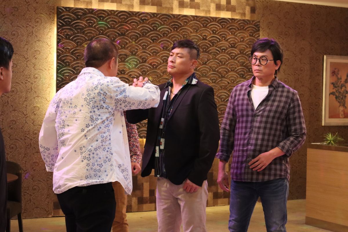 ▲江宏恩（中）、陳霆（右）在《天之驕女》飄出男男CP味。（圖／三立）