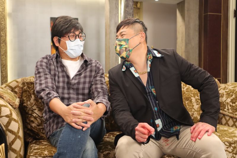 ▲江宏恩(中)、陳霆(右)拍《天之驕女》口罩不離身,在攝影棚內才會取下來。(圖/三立)