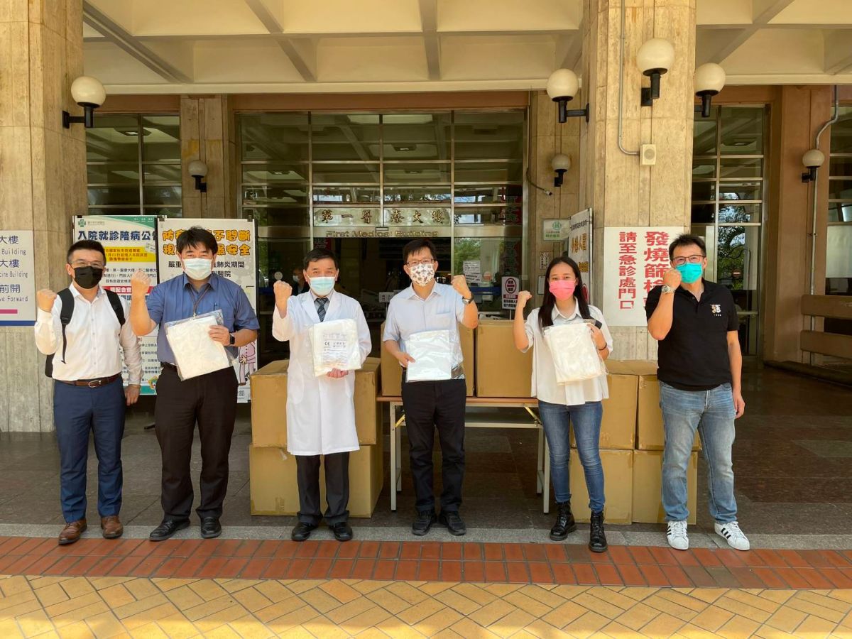 ▲立委張廖萬堅偕同年輕企業友人預計募集六千件隔離衣，將千件隔離衣轉贈台中榮總(圖／張廖萬堅提供2021.5.28)