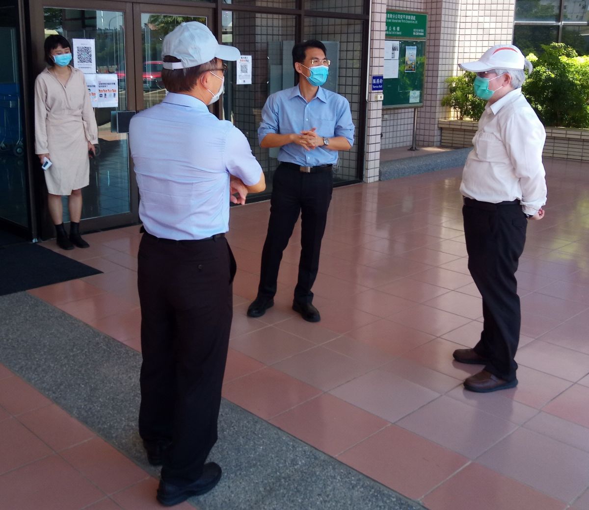 ▲交通部航政司副司長韓振華(右2)到台灣港務公司高雄港務分公司所屬安平港及布袋港視察防疫清消作業情形。(圖／記者黃守作攝，2021.05.28)