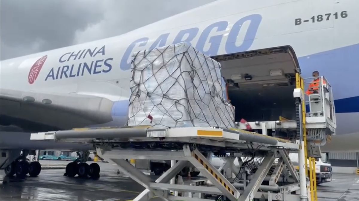 ▲15萬劑莫德納疫苗由華航CI5556、波音747貨機載運，在5月28日下午4點32分降落桃園機場。（圖／翻攝自蘇貞昌臉書）