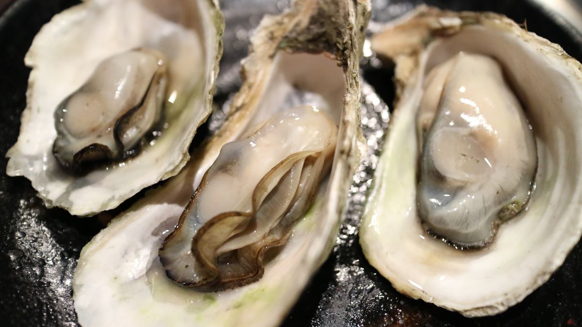 ▲有一名網友指出,他一早被媽媽吩咐買「歐阿」後,便到市場提了一袋蚵仔回家。(示意圖/翻攝自Pixabay)