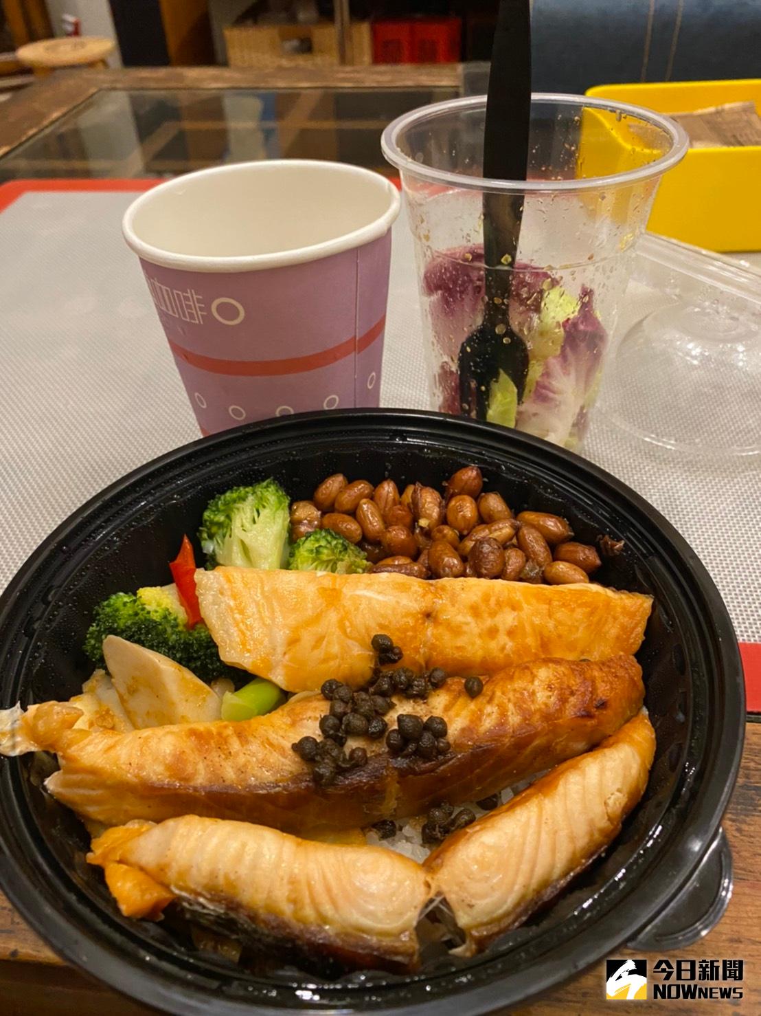 ▲台中星享道酒店推出星級便當口味多元，附飲料、沙拉及澎湃料理，120元起跳，比吃自助餐划算。（圖／記者金武鳳攝，2021.5.28)