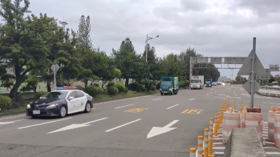 ▲首批抵台的莫德納疫苗，由警方戒護的冷鏈貨車運送至指定的物流中心進行檢驗封緘。（圖／記者李春台翻攝）