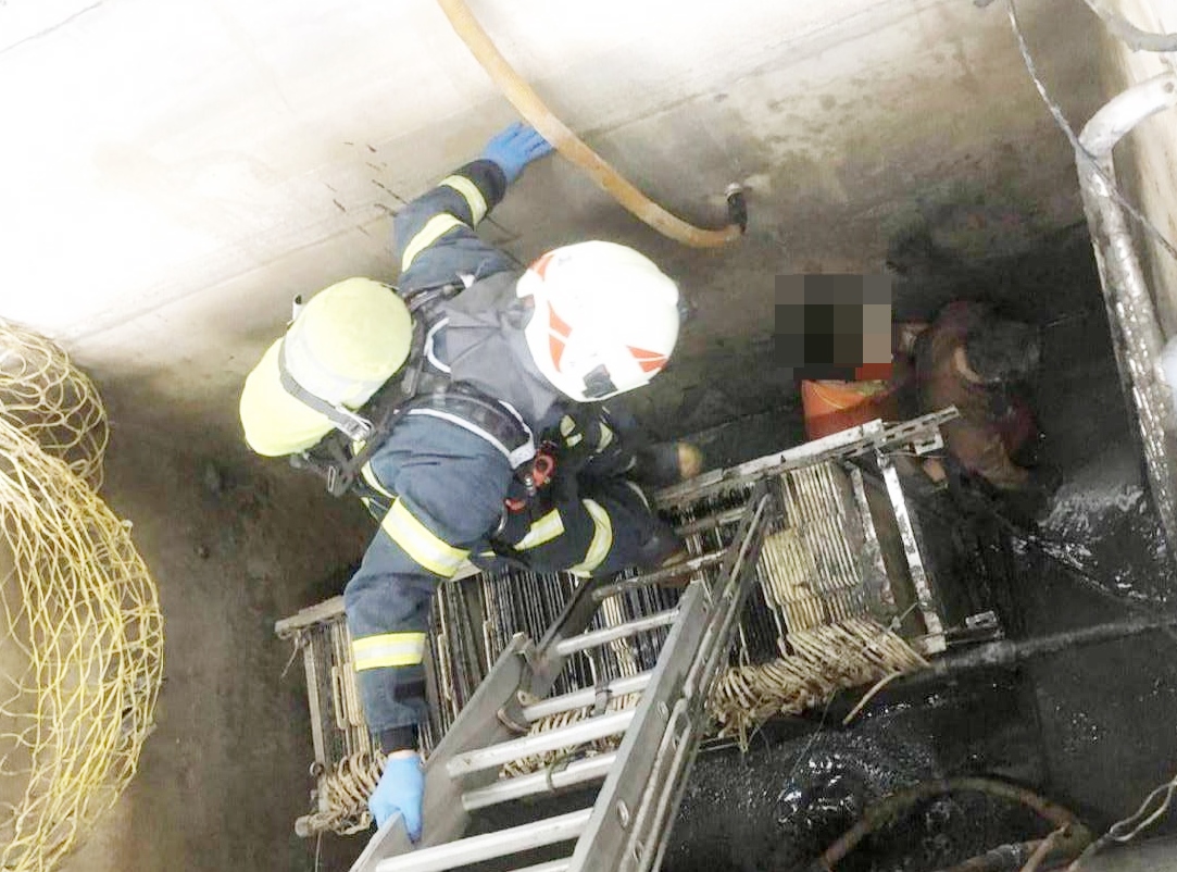 ▲蘆竹一家生產「橘子工坊」產品的工廠今天下午4名工人不慎跌落廢水處理槽內，因吸入廢水槽內的有毒沼氣缺氧昏迷。（圖／記者李春台翻攝）