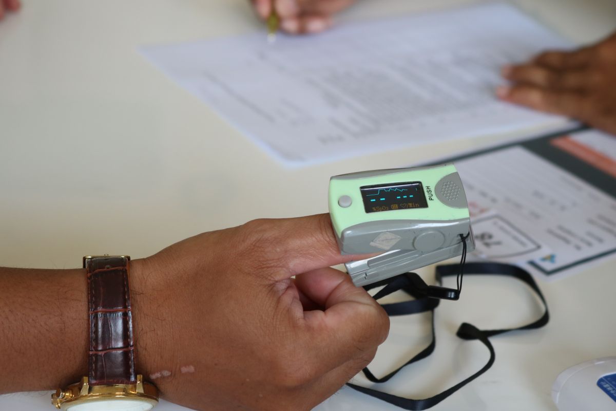 ▲中國疫情在宣布鬆綁後呈現嚴峻態勢，各地除了搶藥品外，對血氧機的需求也增加。（示意圖／取自《Unsplash》）