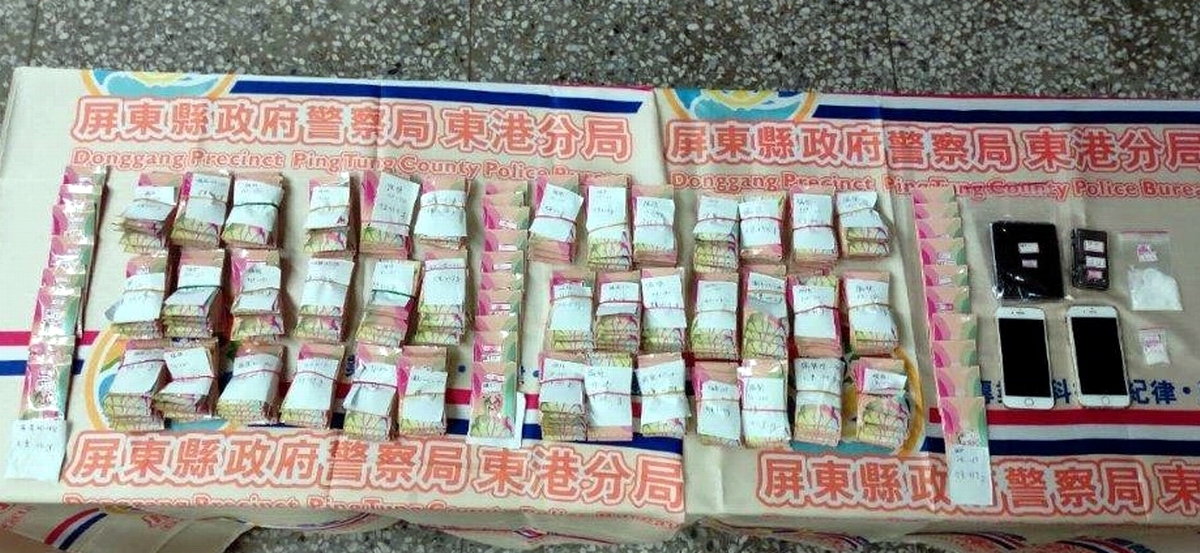 ▲東港警查獲汽車旅館有數民眾在同一房間內，有3男1女共處1室研判可能有從事群聚拉K，警方在鄭男自小客車上查獲大量毒品咖啡包。（圖／記者黃正忠翻攝, 2021.05.29）