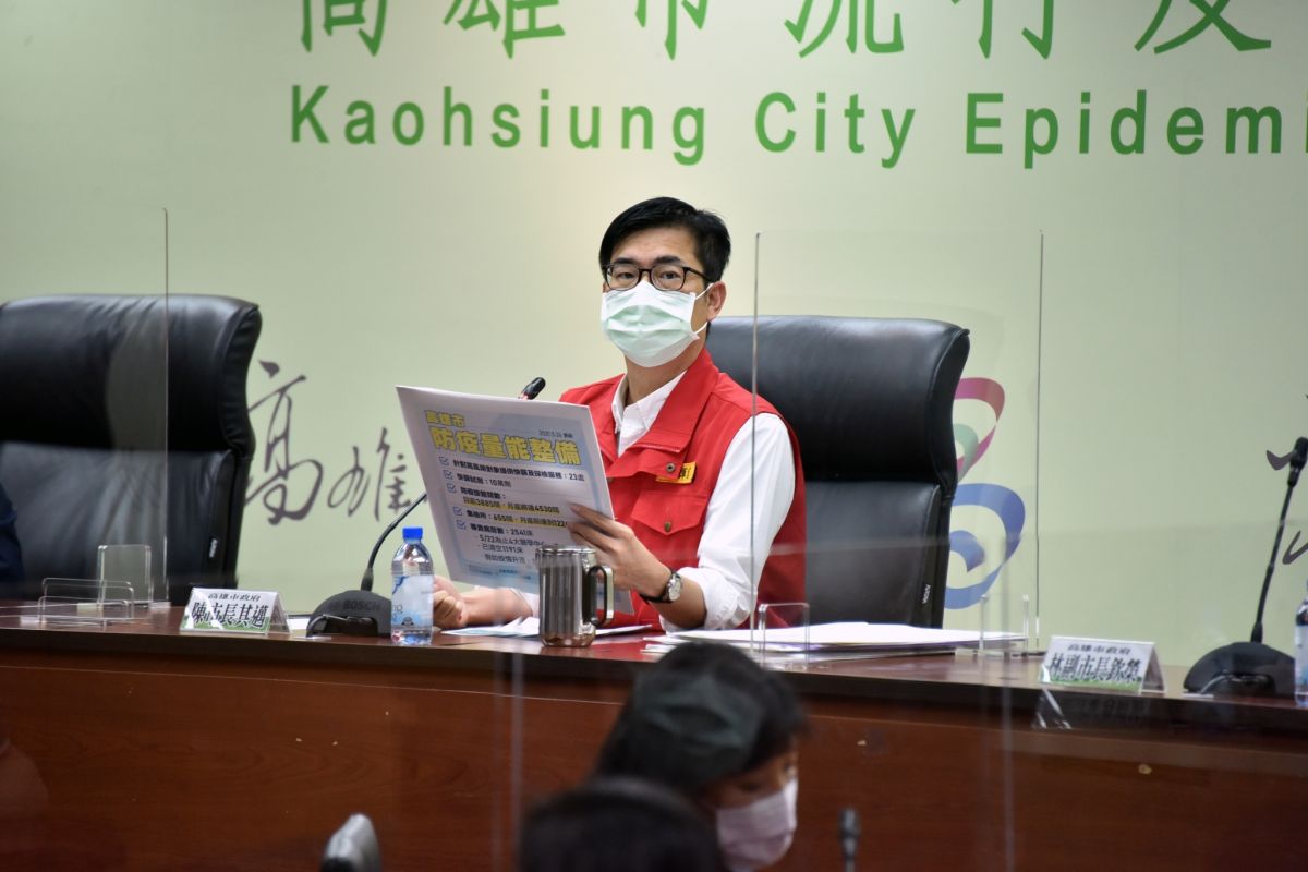 ▲外籍漁工因露天盥洗遭民眾檢舉未戴口罩恐造成防疫破口，市長陳其邁強調不會罰外籍移工並責成海洋局完善受雇移工生活起居環境。（圖／高市府提供）