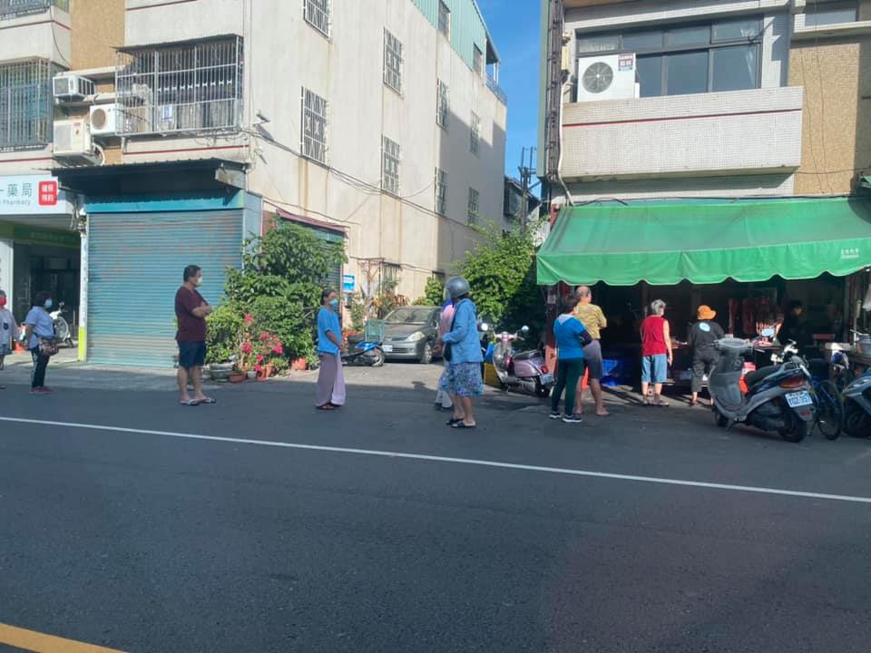 ▲網友分享豬肉攤前，排隊買菜的婆婆媽媽自動拉長間隔距離，讓大家直呼很棒。（圖／翻攝自《爆廢公社》臉書）
