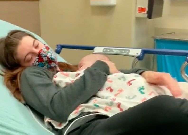 ▲金柏莉（左）透露6個月大的女兒確診染疫，一開始女兒的發病症狀讓她誤認為是過敏。（圖／翻攝Kimberly Pillow抖音）