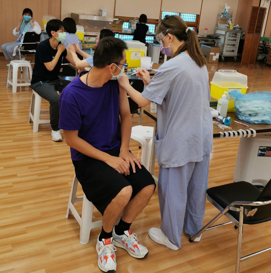 ▲台中市首波為醫護、警消外勤人員施打疫苗，截至中午為止，施打率已超過4分之一。（圖／市府提供）