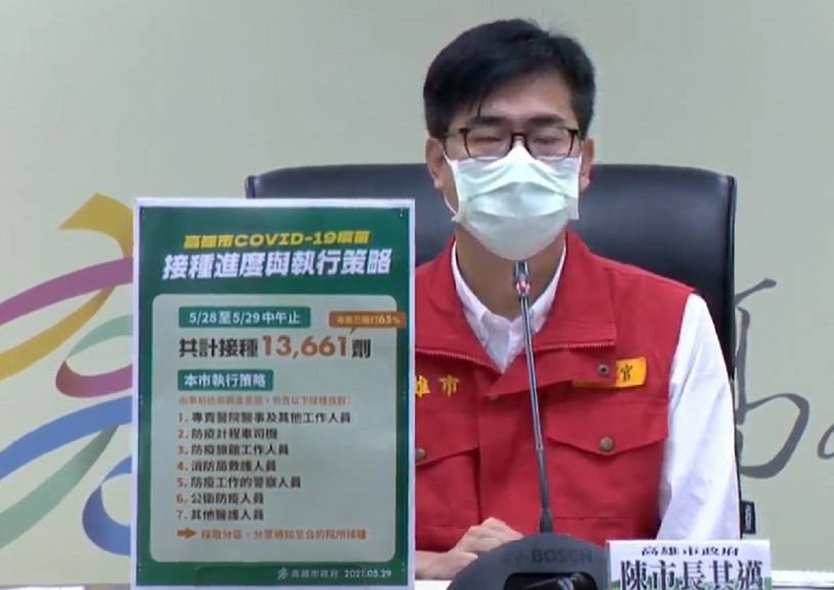 ▲新冠疫情嚴峻高雄市長陳其邁為保障相關防疫人員，已要求在三天內完成專責醫院醫護及相關警消防疫旅館等人員全面接種。(圖／高市府提供)