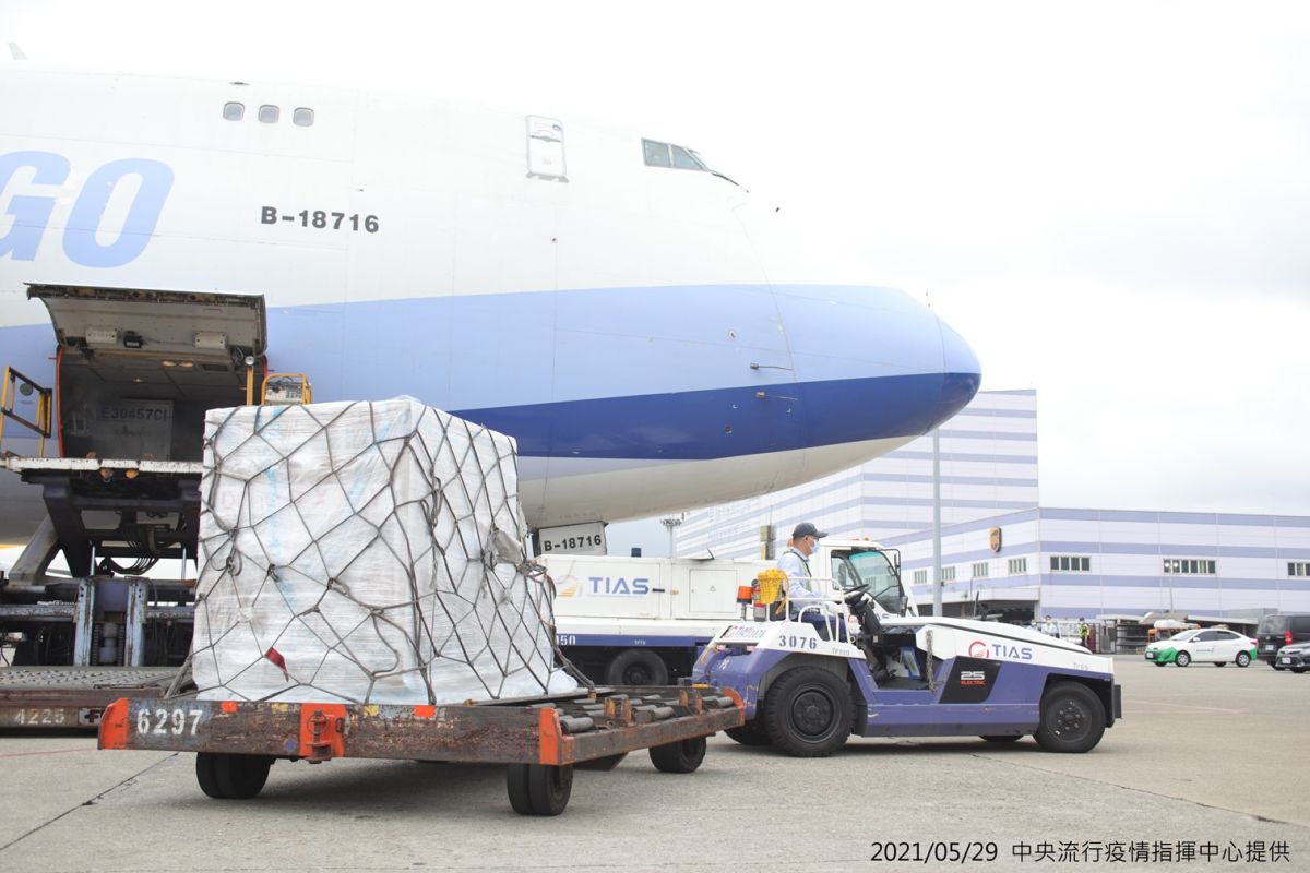 ▲日本日前傳出有意捐贈疫苗給台灣，不過消息一出引發中國大陸方面跳腳，甚至批評日方「干涉內政」。圖為莫德納疫苗抵台畫面。（資料照／防疫指揮中心提供）