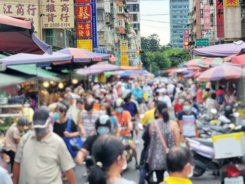 ▲宋燕旻在採訪時拍下的傳統市場人潮。(圖/宋燕旻臉書)