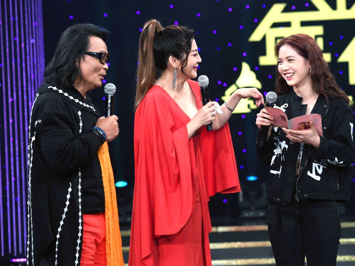 ▲王彩樺女兒（右）透露媽媽深夜愛偷吃宵夜。（圖／華視）