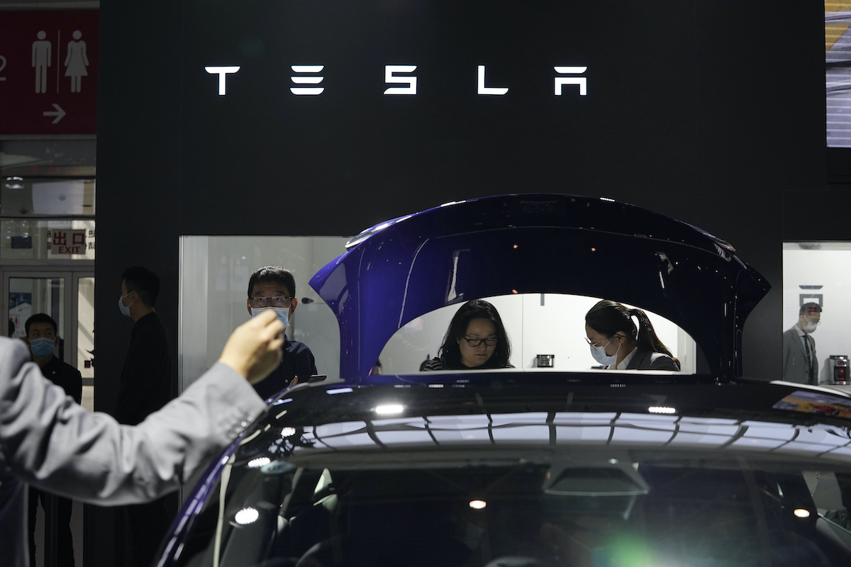 ▲美國電動車品牌特斯拉（Tesla）近期在中國爭議不斷，《彭博社》引述消息指，部分地區政府已經下令禁止員工及其家屬駕駛特斯拉。（圖／美聯社／達志影像）