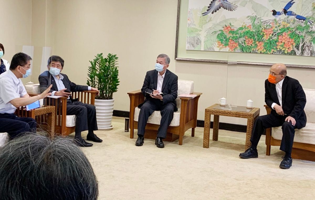 ▲行政院長蘇貞昌（右）30日召開防疫會議，聽取CDC指揮官、衛福部長陳時中（左二）針對疫情做整體報。（圖／行政院提供）