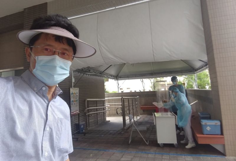 ▲對於2日暴增372例一事,沈政男醫師從前幾天的「發病趨勢圖」解讀,「看附圖的官方統計便知,乃因前幾天的案例數都被回補而增加了。基本的曲線樣貌並沒有改變,只是大家都長高了。原因還是出在檢驗與通報流程不夠快速順暢。」(圖/翻攝自沈政男臉書)