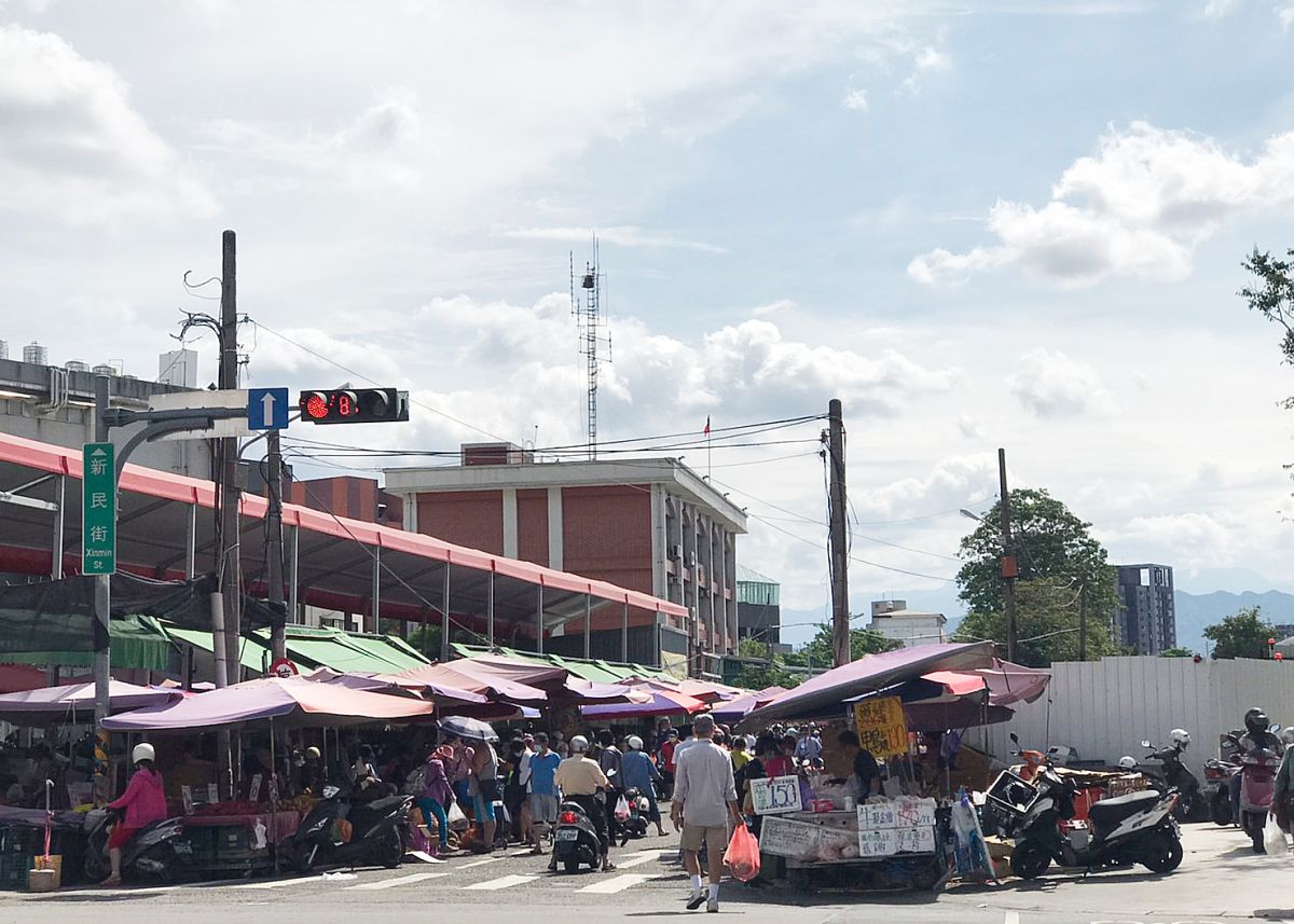 ▲新冠肺炎疫情持續嚴峻，中市部分傳統市場，到處都是採買的人潮，議員邱素貞希望中市府落實人流管制等措施，避免成為防疫的破口(圖／邱素貞提供2021.5.30)