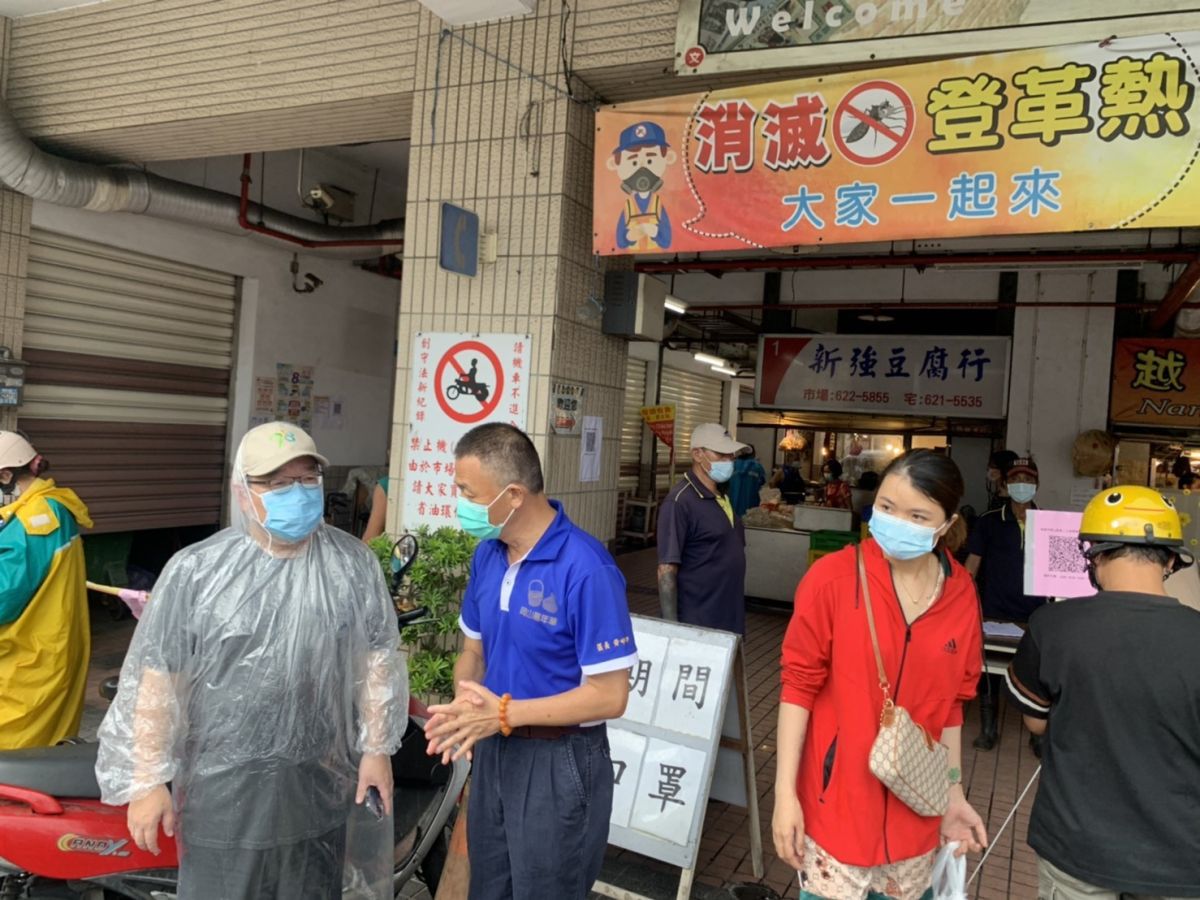▲民政局長閻青智親率民政防疫團隊至岡山區文賢市場宣導落實防疫。（圖／高市府民政局提供）