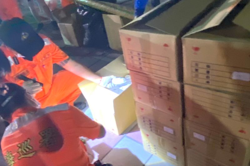 ▲海巡署南部分署第五岸巡隊查獲漁船走私香菸及藥品案。(圖/海巡署南部分署第五岸巡隊提供)